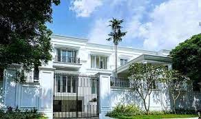 Bayangkan anda memiliki hunian yg asri dan nyaman serta di dukung oleh fasilitas umum. Rumah Super Mewah Pondok Indah Tanah Luas Lengkap Dengan Lift Dan Kolam Renang