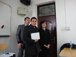 Adrian Islas recibiendo constancia de participación. – Centro de ...