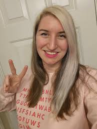 it's my taylor birthday today! 🩷 feeling ✌️✌️