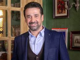 كابو (محمد رجب) الزعيم المستحوذ على كل الحريم، ومايا عبد الحميد (مها احمد) والتى تبحث عن اى شاب لا يرى انها مثل شقيقته، وحمزه عبد الحق (رامز جلال) وإنجى صلاح (غاده عادل) الفتاة الثرية والتى تعانى مثل الباقين من تفكك. Ø§Ù„Ù‡ÙˆØ§Ø±ÙŠ Ø±Ø§Ù‡Ù†Øª ÙƒØ±ÙŠÙ… Ø¹Ø¨Ø¯Ø§Ù„Ø¹Ø²ÙŠØ² Ø¹Ù„Ù‰ Ù†Ø¬Ø§Ø­ Ø§Ù„Ø¨Ø§Ø´Ø§ ØªÙ„Ù…ÙŠØ°