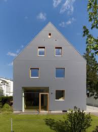 an der stelle eines ehemaligen anbaus auf der ostlichen gartenseite gibt es jetzt eine breite holzterrasse und eine graue hauser modernes stadthaus anbau haus