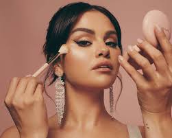 Selena Gomez promocionando Rare Beauty