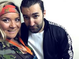 Бесплатно скачать или слушать онлайн песню aprinde scanteia исполняет smiley, dorian, в формате mp3 в хорошем качестве. Smiley Confesiune Blogu Lu Andra