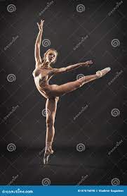 Una Muchacha Joven, Desnuda Está Bailando Ballet Foto de archivo 