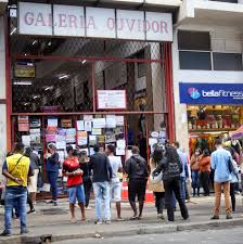Reabertura do comércio: Com aglomeração e sem distanciamento, Belo Horizonte  retoma comércio