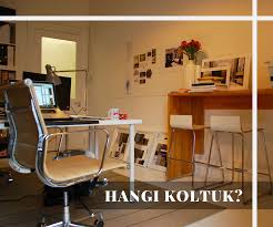 Masa tablasının altındaki kolu çekerek kullanılmadığında odaya derli toplu bir görünüm vermek için kapatılabilir. Teknik Ofis Mobilyalari Calisma Alanlariniza Enerji Katan Ofis Mobilya Markasi