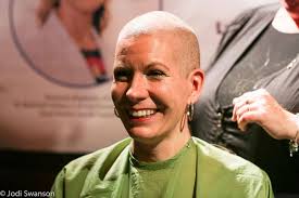 Bride shaves her head 2 months before her wedding to honor late mother who  died from cancer