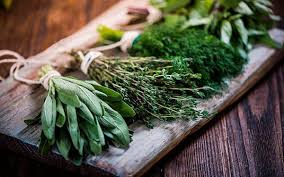 En este post hablamos de las hierbas aromáticas, sus usos en la cocina, sus características y combinaciones con alimentos para realizar un plato sabroso. Guia Para Cocinar Con Hierbas Aromaticas Demos La Vuelta Al Dia