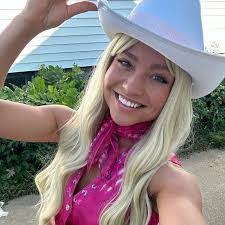 Jana James's Instagram, Twitter & Facebook