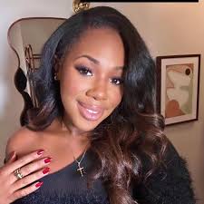 Coronation Street legend enjoys holiday with famous TV star daughter……….see  more in the comments 👇👇👇