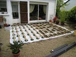 Répartir et poser les plots de terrasse au sol. Epingle Sur Terrassa Bois