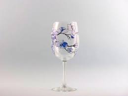 Verres A Vin Peints Des Fleurs De Cerisier De Peint A La Main Etsy Painting Glassware Hand Painted Wine Glass Hand Painted Glassware