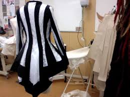 Lak is niet waterdicht zodat behandel het met zorg! Beetlejuice Jacket By Kittensandcupcakes On Deviantart Beetlejuice Dress Beetlejuice Costume Nice Dresses