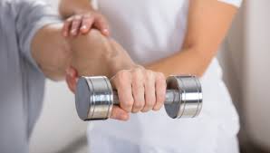Beim tennisarm sind spezielle übungen für eine eigenständige behandlung zu hause eine sinnvolle ergänzung. Tennisarm Kraft Und Dehnubungen Gesundheitsinformation De