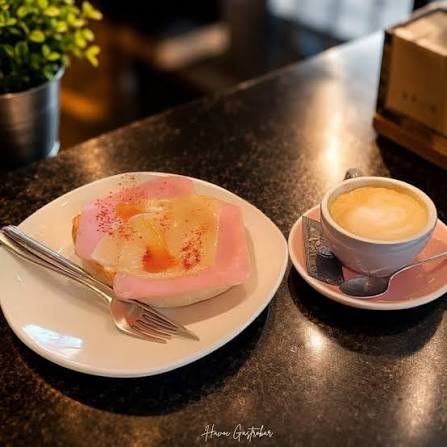 𝐄𝐥 𝐝𝐞𝐬𝐚𝐲𝐮𝐧𝐨 𝐩𝐞𝐫𝐟𝐞𝐜𝐭𝐨 𝐧𝐨 𝐬𝐞 𝐢𝐦𝐩𝐫𝐨𝐯𝐢𝐬𝐚...☕✨ Hay un instante en el que el queso empieza a fundirse, el café desprende su aroma y el primer bocado lo cambia todo. Nuestra Tostada Parisina,