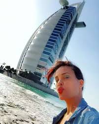 من بين الفنانات اللواتي نشرن صورهن بالمايوه عبر الإنترنت، كانت الفنانة اللبنانية هيفا وهبي التي نشرت العام الماضي صورة ظهرت فيها وهي ترتدي مايوة قطعة واحدة من الإمام. Ø´Ø§Ù‡Ø¯ Ø¯ÙˆÙ…ÙŠÙ†ÙŠÙƒ Ø­ÙˆØ±Ø§Ù†ÙŠ ØªØ³ØªØ¹Ø±Ø¶ Ø¬Ø³Ø¯Ù‡Ø§ Ø¨Ø§Ù„Ù…Ø§ÙŠÙˆÙ‡ ÙÙŠ Ø¯Ø¨ÙŠ Ø¬Ø±ÙŠØ¯Ø© Ù†ÙˆØ±Øª