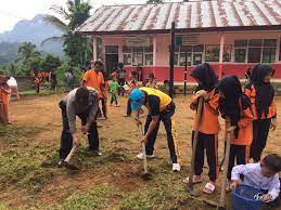 Selamat belajar semoga materi singkat tentang kerjasama di lingkungan rumah, sekolah dan masyarakat diatas mudah dipahami. Gambar Gotong Royong Di Lingkungan Sekolah Tempat Berbagi Gambar