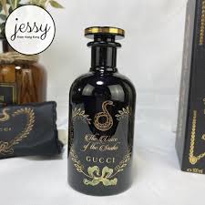 A powerful and captivating scent, oud is combined with patchouli and notes of saffron for an intense, woody fragrance that captures the mysterious and hypnotizing nature of the snake. Ready In Stock Gucci Beauty The Alchemist S Garden The Voice Of The Snake Eau De Parfum 100ml Shopee Malaysia