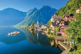 Pays montagneux, il est entouré, dans le sens des aiguilles d'une montre, par l'allemagne et la tchéquie au nord. Autriche