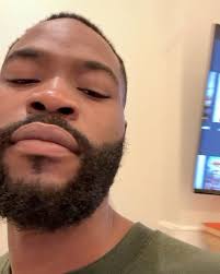 MUSIC , Prosecco and vanity is basically therapy over here 💅🏾