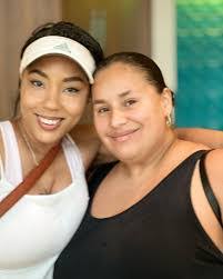 Lisandra Wood's Instagram, Twitter & Facebook