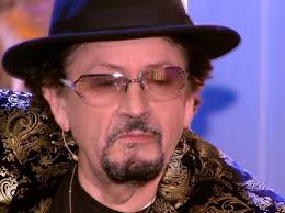 Tentoj të bëjë “twerk”, e tradhëton fustani dhe tregon komplet të pasmet