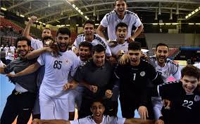 تأهل منتخب اليد إلى نصف النهائى بالفوز على الماكينات الألمانية أول أمس الثلاثاء بنتيجة 31/26 فى ربع النهائى قبل أن يحصل على راحة أمس الأربعاء. Ø±Ø³Ù…ÙŠØ§ Ù…ØµØ± ØªÙˆØ§Ø¬Ù‡ Ø£Ù„Ù…Ø§Ù†ÙŠØ§ ÙÙŠ Ù†Ù‡Ø§Ø¦ÙŠ ÙƒØ£Ø³ Ø§Ù„Ø¹Ø§Ù„Ù… Ù„ÙƒØ±Ø© Ø§Ù„ÙŠØ¯ Ù„Ù„Ù†Ø§Ø´Ø¦ÙŠÙ† Ø¨Ø·ÙˆÙ„Ø§Øª