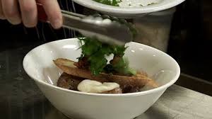 Cuisses De Poulet Braisees Au Vin Rouge Panais œufs Poches Persil Aux Lardons Par Danny St Pierre Food Beef Meat