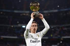 Luka modric ballon d'or winner in 2018 after impressive performances for both club and country. Match Of The Day On Twitter Ballon D Or Winner 2018 Luka Modric Has Been Showing Off His Award To The Bernabeu Crowd