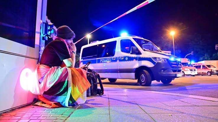 Vorfall beim CSD: Auto rast in Berlin in Menschenmenge - Fahrer auf der  Flucht