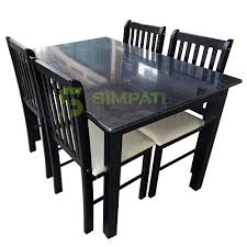 Jika kamu menggunakan lantai bermotif kayu sebagai alas meja makanmu, meja makan oval dari melamin dapat menjadi pilihan yang berbeda untuk menghadirkan kesan minimalis yang unik di. Ukuran Meja Makan 4 Kursi Minimalis