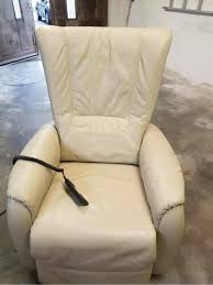 Kada su u pitanju kožne fotelje, na raspolaganju vam je izbor od oko 50 vrsta boja iz palete. Darijana Namestaj Fotelja