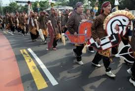 Terlepas dari asal usul dan nilai historisnya, tari kuda lumping merefleksikan semangat heroisme dan aspek kemiliteran sebuah pasukan berkuda atau kavaleri. Duh Kuda Lumping Belum Ada Catatan Sejarahnya Republika Online