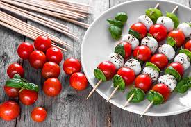Schnelle Caprese Spiesse Mit Basilikum Affektblog De Rezept Caprese Weihnachten Canapes Sauber Essen Snacks