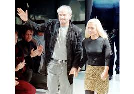 Donatella versace talks entrepreneurship, the house's spring 2018 tribute collection, and her dog, audrey, at saks. Donatella Versace Ist Die Coolste Frau Im Modebusiness
