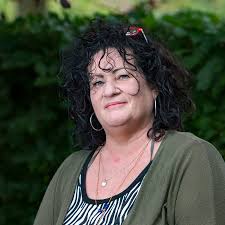 Lijsttrekker caroline van der plas van de partij boerburgerbeweging wist gisteren de aandacht in den haag direct op zich te vestigen door bij het tweede kamergebouw aan te komen in een trekker. Nieuwe Boerenpartij Kansrijk Misschien Moeten Ze Bennie Jolink Bellen Foto Destentor Nl