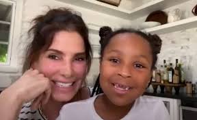 Gabi szerint a gyerekek kifejezetten ki vannak téve az internetes zaklatásnak, amire egy szülőnek kifejezetten oda kell figyelnie. Sandra Bullock Vegre Megmutatta Kislanyat A Nagyvilagnak Indirekt Hu