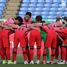 대한축구협회는 대한민국 남자 축구 올림픽 대표팀의 18인을 발표하였고, 와일드카드 명단까지 포함하였습니다. Vb9 Tpebvqukwm