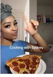 Sydney Bacon's Instagram, Twitter & Facebook