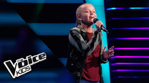 Bij deze show gaat het om echt talent. Karlijn Alone The Voice Kids 2018 The Blind Auditions Youtube