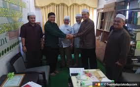 Nik omar, a former pas member who left for parti amanah negara and a son of the late party spiritual leader datuk nik abdul aziz nik mat, was appointed yadim's chairman in december 14, 2018, and whose contract was due to conclude by this december. Nik Omar Serah Hak Urus Sekolah Agama Milik Keluarga Pada Kerajaan Kelantan Free Malaysia Today Fmt