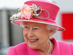 Queen Elizabeth laat haar schoenen inlopen door haar personeel