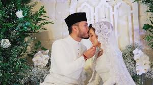 Nelydia is the third of seven siblings. Nelydia Senrose Selamat Diijabkabulkan Kini Isteri Seorang Ahli Perniagaan Berita Mediacorp