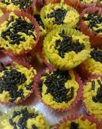 200 gram gula kastor 200 gram mentega / buttercup 350 gram tepung kastard 50 gram tepung gandum 1 biji kuning telur coklat coloured rice untuk hiasan. Biskut Sarang Semut Recipe