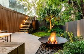 You shouldn't let your lack of space limit your design options, by thinking creatively and following a few basic design tips and tricks it's easy to maximise the available space you have in your courtyard and create an outdoor area you'll love. 75 Most Popular 75 Beautiful Courtyard Garden Ideas Designs Design Ideas For July 2021 Houzz Nz