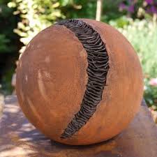 Keramik Dekokugel Mit Spalt Und Lamellen Gartenkeramik Keramik Kunst Keramik