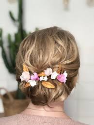 Brautfrisur Hochsteckfrisur Zur Hochzeit Brautschmuck Fur Die Haare Haarschmuck Weddinghair Brida Brautfrisur Brautfrisuren Mit Blumen Blumen Im Haar
