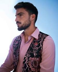 Mariano di vaio, 28 anni, fisico statuario, occhi neri, capelli impeccabili, 1,85 d'altezza e quasi 6 milioni di follower su instagram, è infatti il fashion blogger italiano più famoso nel mondo. Mariano Di Vaio Is Making Miracles Happen Gq Middle East