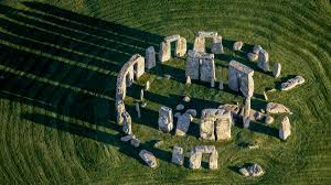 Stonehenge, prehistoric stone circle monument, cemetery, and archaeological site located on salisbury plain, about 8 miles (13 km) north of salisbury, wiltshire, england. 7 Objek Wisata Di Inggris Dari Big Ben Hingga Situs Kuno Stonehenge