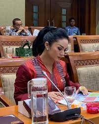 Ia adalah hasil tenunan daripada benang kapas yang ditenun menggunakan 'kek iban'. Selalu Tampil Cetar Saat Rapat Dpr Penampilan Krisdayanti Pakai Busana Motif Kain Tradisional Banjir Pujian